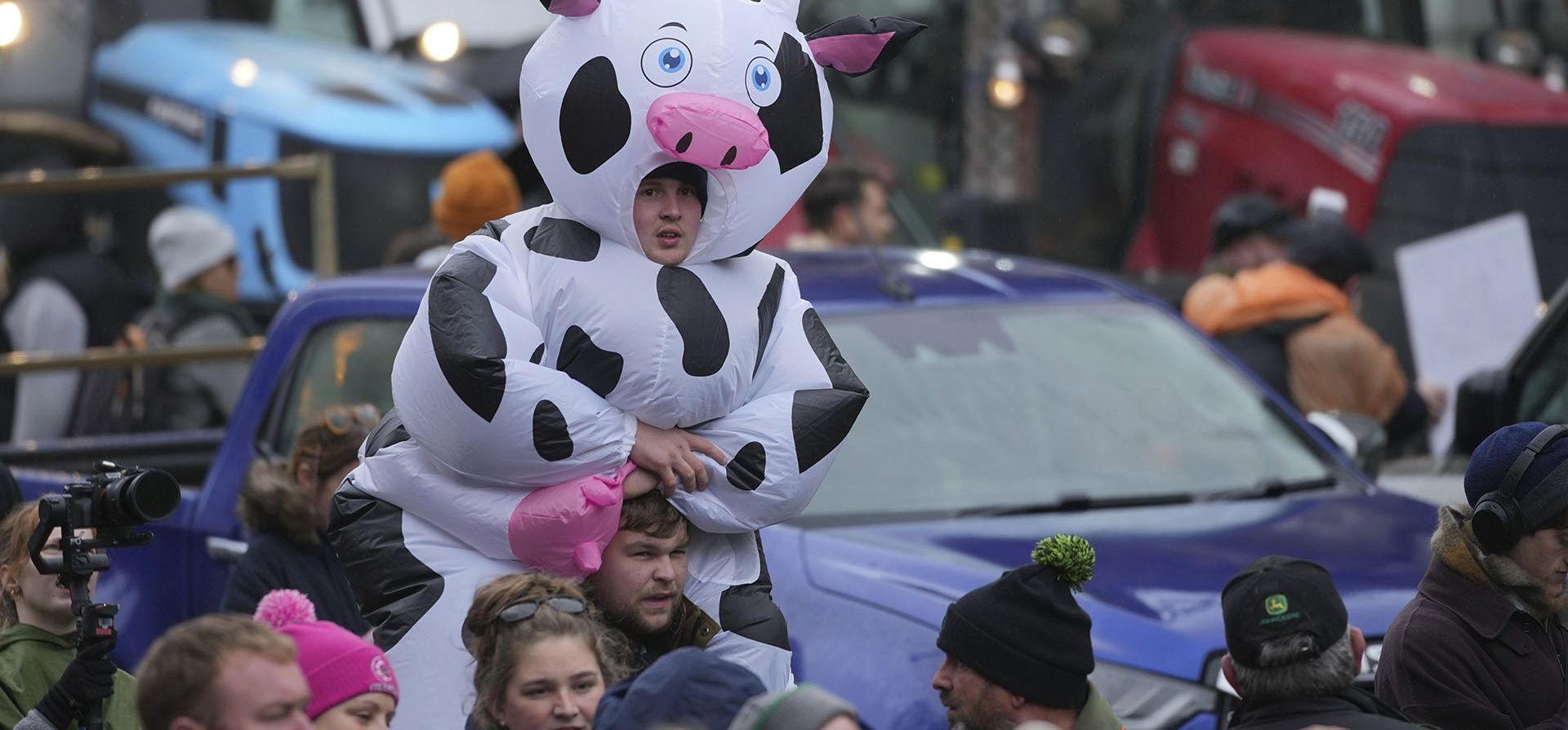 Miembros del Sindicato Nacional de Agricultores asisten a una protesta contra los cambios planeados a las normas tributarias, en Londres, el martes 19 de noviembre de 2024. (Foto AP/Kin Cheung) Miembros del Sindicato Nacional de Agricultores asisten a una protesta contra los cambios planeados a las normas tributarias, en Londres, el martes 19 de noviembre de 2024. (Foto AP/Kin Cheung)