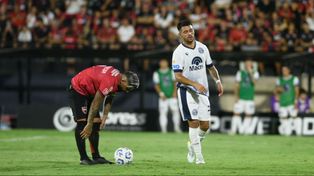 Éver Banega se prepara para ejecutar el penal que podría haber cambiado el destino del encuentro.