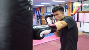 Luchador de la vida. El joven púgil de 23 años, nacido en barrio La Florida, reparte su tiempo entre los entrenamientos y el trabajo en un supermercado.
