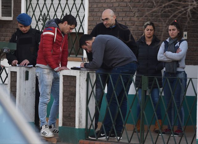 Damián Moreno en la puerta de la casa de su madre