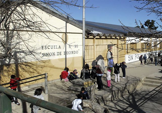 El lunes. Estiman que podrán volver a servir alimentos calientes en el comedor de la escuela pero deberán organizar tres turnos de almuerzo porque no hay mobiliario suficiente para todos los chicos./ Juan M. Baialardo.