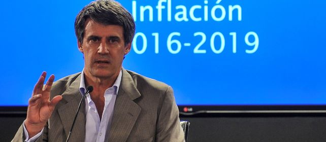 Prat-Gay afirmó que las paritarias sólo deben reabrirse si la inflación supera el 2,5% mensual
