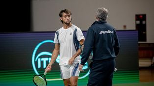 Thiago Tirante recibe indicaciones de Javier Frana en uno de los entrenamientos del seleccionado nacional. Argentina debuta en la Copa Davis 2026 ante Corea del Sur.