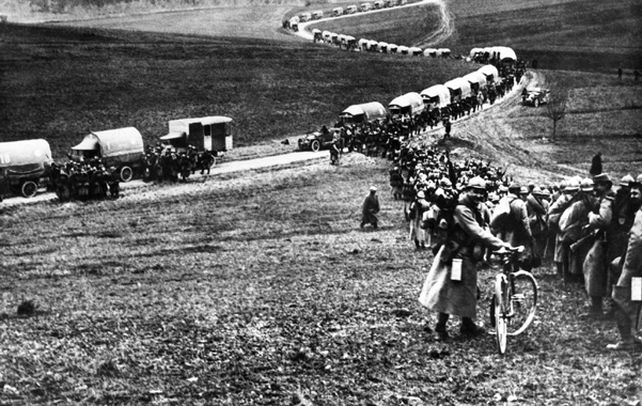 Soldados franceses mueves tropas y cargas durante la larga batalla de Verdún.