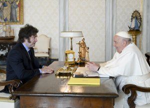 Javier Milei y su comitiva partieron a Roma para despedir al Papa Francisco