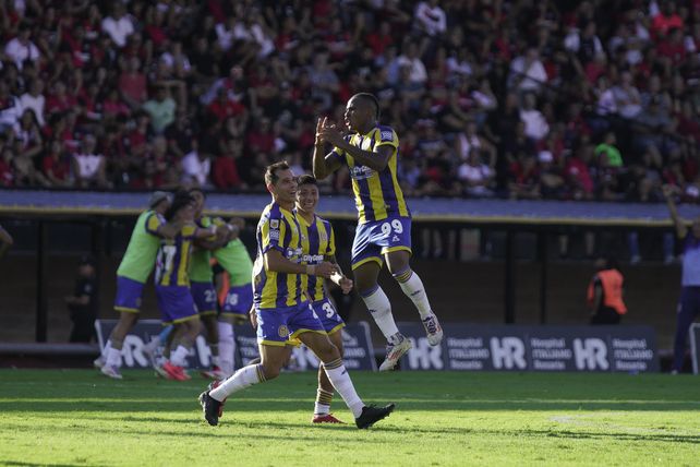 Salto goleador. Campaz celebra junto a sus compañeros el segundo tanto de Central en el clásico. El tumaqueño extendió su contrato.