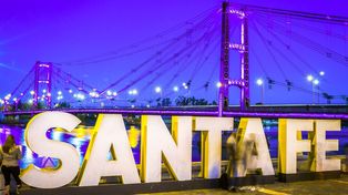 El Puente Colgante se iluminó para celebrar los 100 años de la Reforma Universitaria