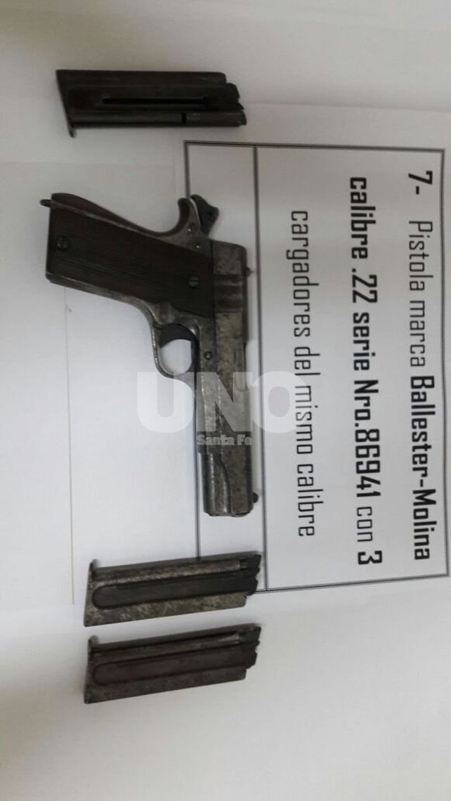 Secuestraron un arsenal de armas y balas de guerra en la casa de una subcomisaria