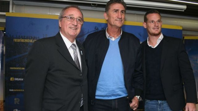 Feliz. El Patón posó para la foto junto al presidente Raúl Broglia y el mánager Mauro Cetto.