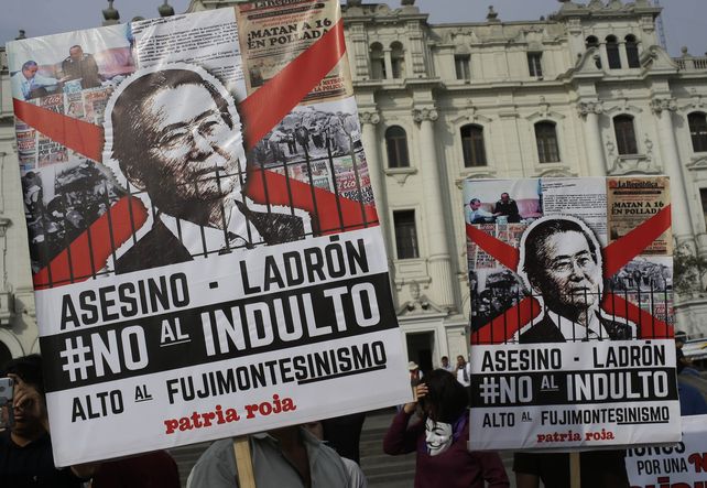 Enojo. En las calles de Lima los ciudadanos expresaron su enojo a la medida que tomó el presidente actual.&nbsp;