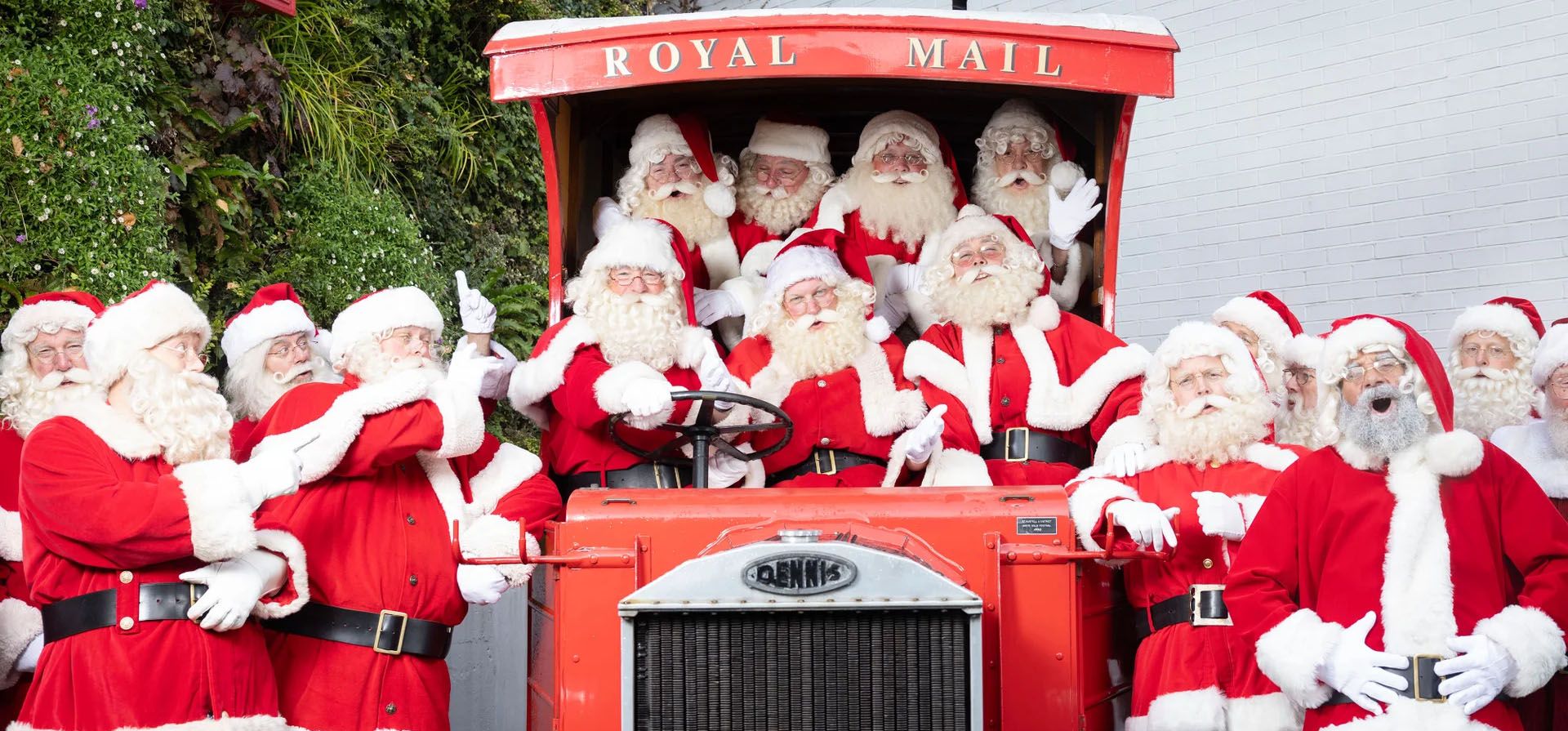 Hombres vestidos de Papá Noel participan en el entrenamiento anual de la escuela de Papá Noel del Ministerio de la Diversión, en el Museo Postal de Londres, que es conocido por sus archivos de cartas a Papá Noel que datan de 1963, Londres, Reino Unido. Fotografía: Matt Alexander/PA Hombres vestidos de Papá Noel participan en el entrenamiento anual de la escuela de Papá Noel del Ministerio de la Diversión, en el Museo Postal de Londres, que es conocido por sus archivos de cartas a Papá Noel que datan de 1963, Londres, Reino Unido. Fotografía: Matt Alexander/PA