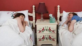 Especialista en sueño dice que las parejas están mejor si duermen en camas separadas