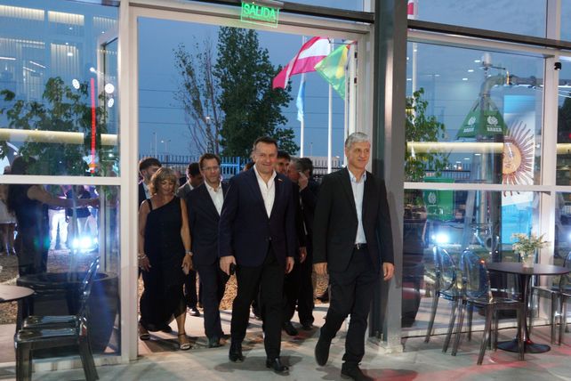 Gerardo Criolani ingresando a las instalaciones que exhibirán los nuevos equipos marca JCB y Baue.
