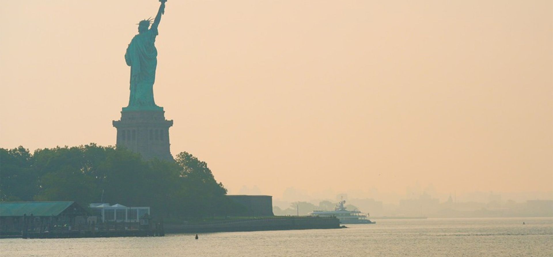 La Estatua de la Libertad permanece erguida al atardecer, mientras el humo de los incendios forestales cubre el cielo, el jueves 16 de julio de 2026, en el distrito de Brooklyn, Nueva York. (Foto AP/Yuki Iwamura) La Estatua de la Libertad permanece erguida al atardecer, mientras el humo de los incendios forestales cubre el cielo, el jueves 16 de julio de 2026, en el distrito de Brooklyn, Nueva York. (Foto AP/Yuki Iwamura)