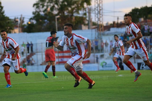 Atlético Paraná cayó por goleada en su visita a Las Parejas