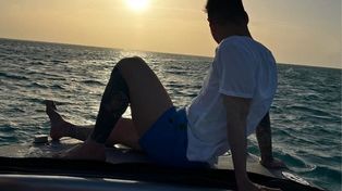 ¿Qué silbidos? Lionel Messi y una postal de ensueño relajado en el Mar Rojo, lugar al que fue invitado para promocionar.