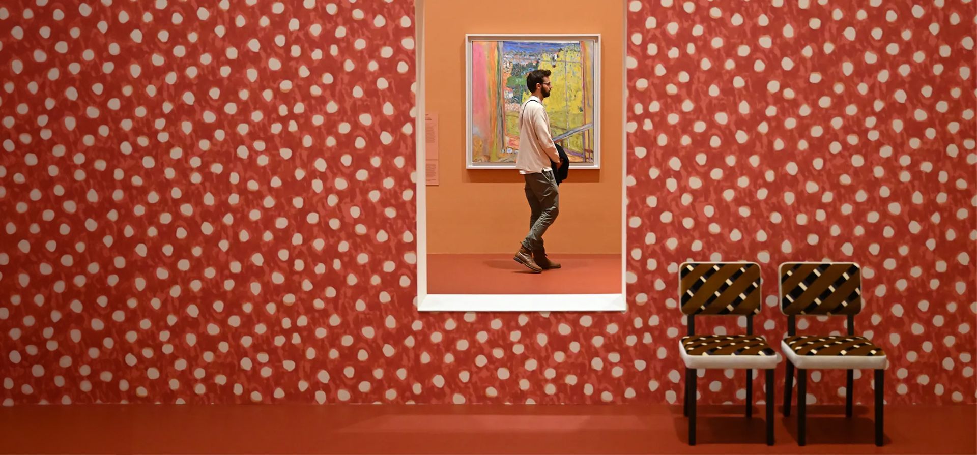 Melbourne, Australia. Una persona observa una obra de arte en una vista previa de la exposición Pierre Bonnard: Designed by India Mahdavi en la Galería Nacional de Victoria. Fotografía: James Ross/EPA Melbourne, Australia. Una persona observa una obra de arte en una vista previa de la exposición Pierre Bonnard: Designed by India Mahdavi en la Galería Nacional de Victoria. Fotografía: James Ross/EPA