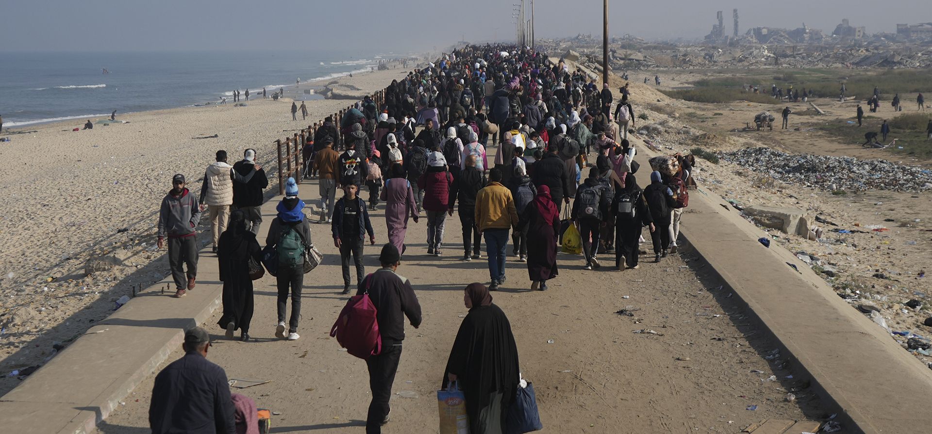 Palestinos desplazados caminan por una carretera para regresar a sus hogares en el norte de la Franja de Gaza, el martes 28 de enero de 2025. (Foto AP/Abdel Kareem Hana) Palestinos desplazados caminan por una carretera para regresar a sus hogares en el norte de la Franja de Gaza, el martes 28 de enero de 2025. (Foto AP/Abdel Kareem Hana)