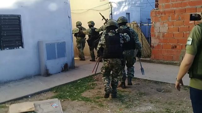 Varios de los allanamientos se realizaron en el Fonavi de Rouillón y bulevar Seguí.