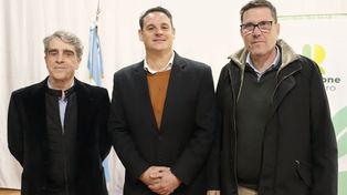 El senador Armando Traferri, el presidente comunal de Ricardone, Facundo Morandín y el ministro de Educación provincial, José Goity, durante el acto en Ricardone.