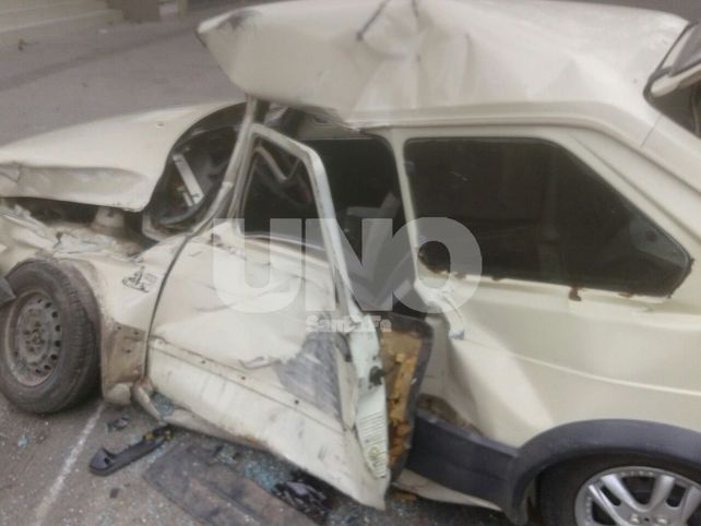 Asistido. El automovilista debió ser sacado del interior del auto por los bomberos.&nbsp;