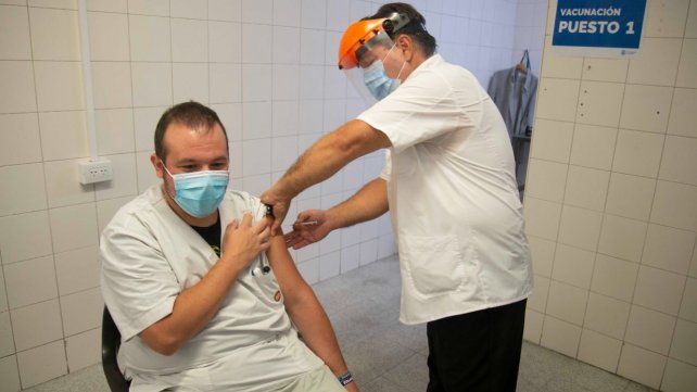 El primer voluntario para la vacunación contra el covid, en el Cemar. 