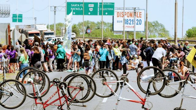 La Multisectorial Humedales se manifestó con cortes simultáneos y una marcha a la autopista
