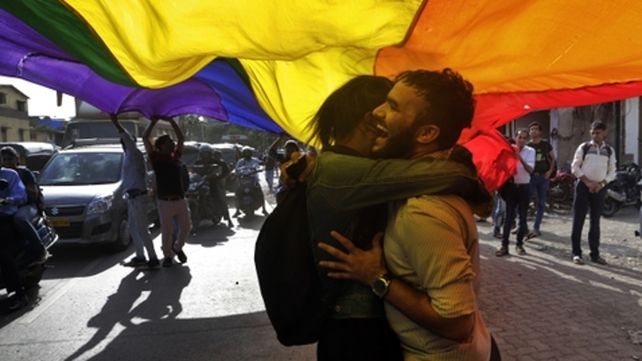 Emocionados. Dos jóvenes se abrazan por la medida en Nueva Delhi.