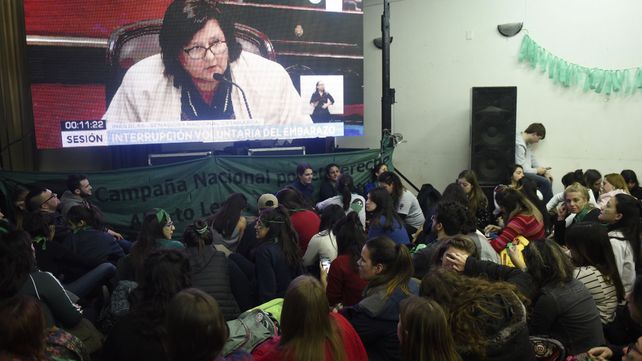 En Rosario, el verde abarrotó la Facultad de Humanidades