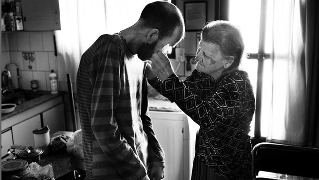 Amor de madre. Bety seca las lágrimas de su hijo