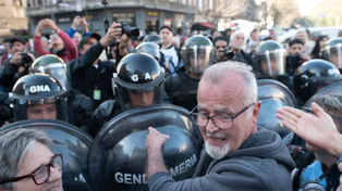 Manifestantes y fuerzas de seguridad estuvieron cara a cara para que no se corte la calle.