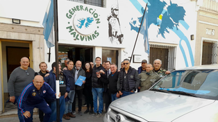 Los héroes de Malvinas con los funcionarios que entregaron la camioneta en la puerta del Centro de Ex Combatientes de Rosario (Ayacucho 1400).