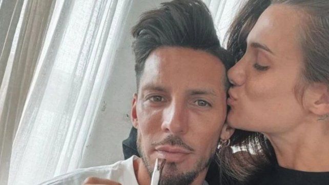 Cami Homs junto a su pareja