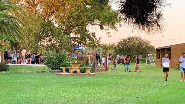 Más de 450 jóvenes participaron de una fiesta clandestina en Rincón.&nbsp;
