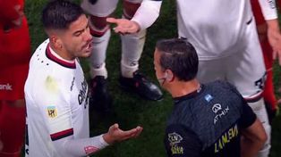 Jorge Recalde le protesta a Penel. El VAR propició la anulación del segundo de Newells, obra del paraguayo.
