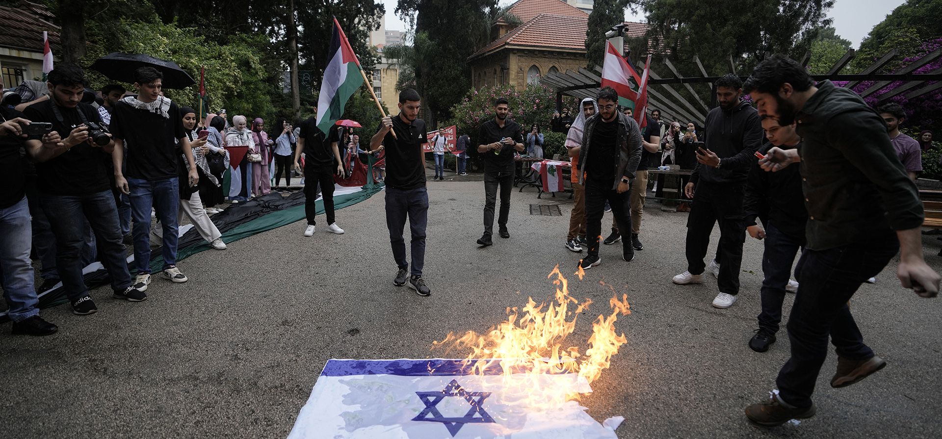Estudiantes de la Universidad Libanesa Americana (LAU) queman la bandera israelí durante una protesta dentro de su campus universitario para exigir un alto el fuego y mostrar apoyo a los palestinos en la Franja de Gaza, en Beirut, Líbano, el martes 30 de abril de 2024. (Foto AP/Hassan Ammar) Estudiantes de la Universidad Libanesa Americana (LAU) queman la bandera israelí durante una protesta dentro de su campus universitario para exigir un alto el fuego y mostrar apoyo a los palestinos en la Franja de Gaza, en Beirut, Líbano, el martes 30 de abril de 2024. (Foto AP/Hassan Ammar)