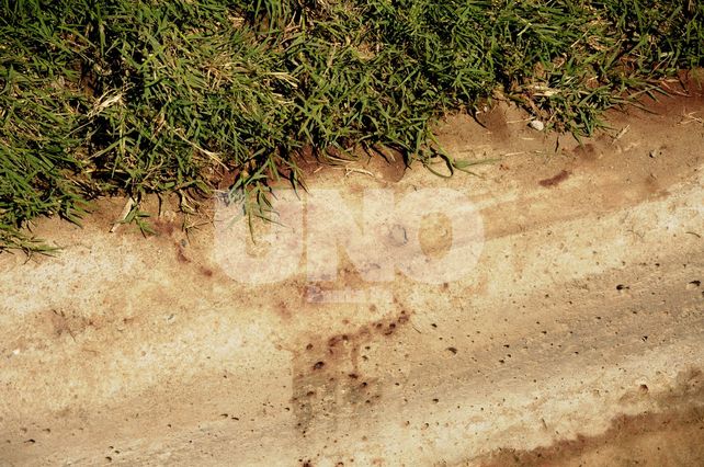 Algunos rastros de sangre quedaron tras el levantamiento del cadaver.&nbsp;