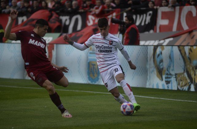 Fina estampa. Brian Aguirre jugó con la firmeza de un experto y encaró siempre. Pegó un tiro en el palo.