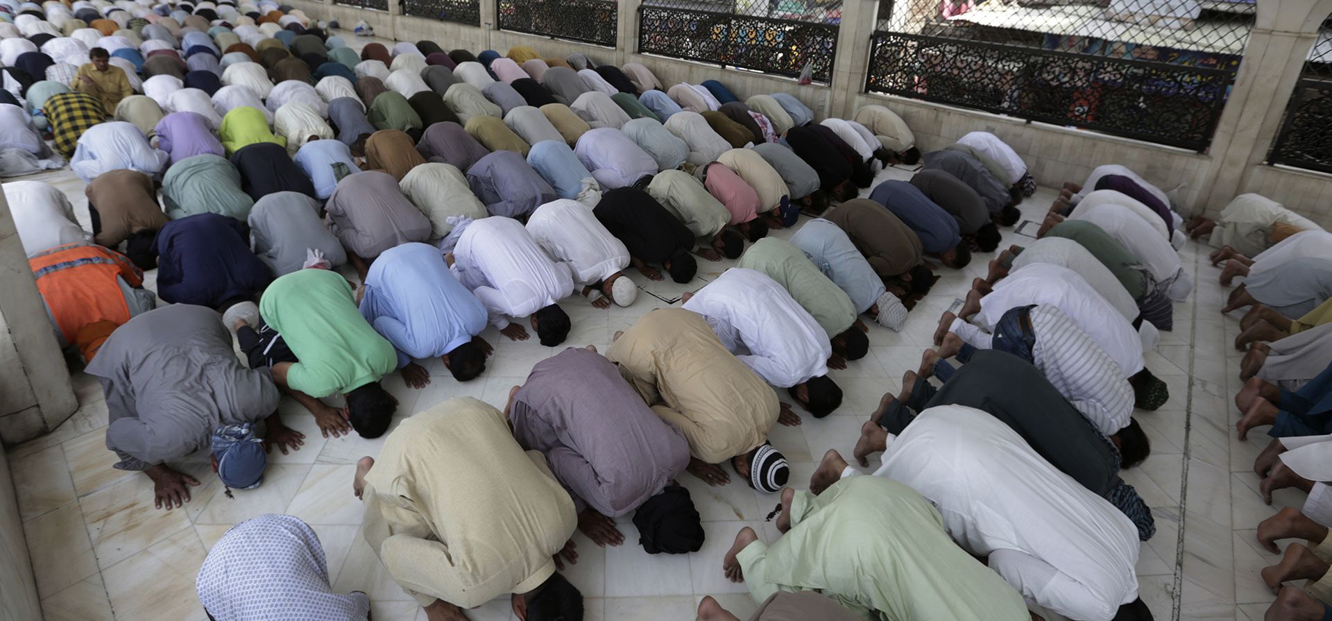 Musulmanes ofrecen la oración del último viernes durante el sagrado mes de ayuno del Ramadán, en una mezquita en Lahore, Pakistán, el viernes 29 de abril de 2022.
