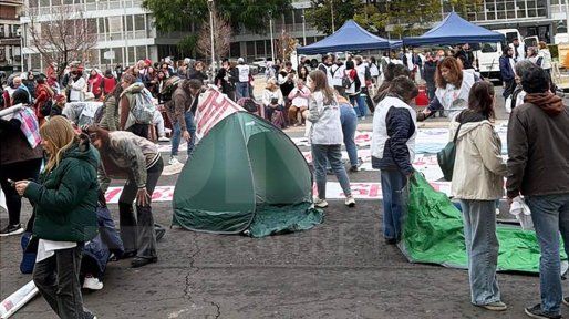 Docentes retomaron el acampe frente a Casa de Gobierno en rechazo a la reforma jubilatoria