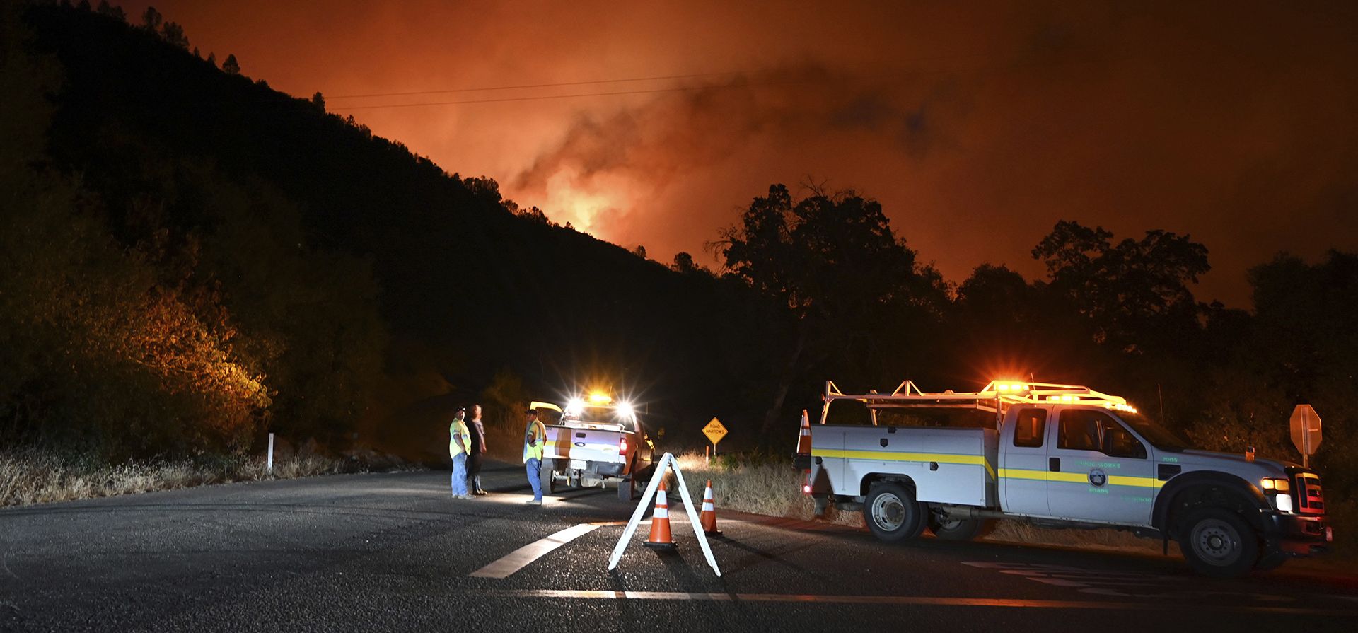 Un incendio forestal arde al este de Midpines en el condado de Mariposa, California, el viernes 22 de julio de 2022. El incendio forestal de rápido movimiento cerca del Parque Nacional Yosemite estalló el viernes por la tarde y provocó evacuaciones.