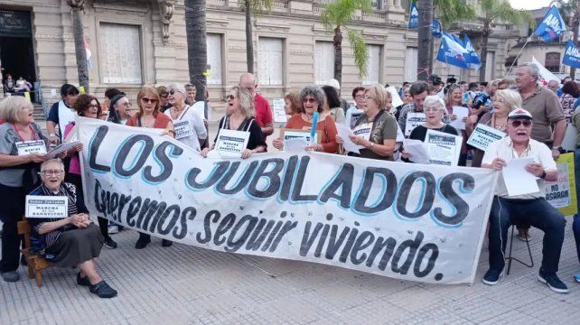 Nueva marcha de los jubilados en Santa Fe: Nos están quitando lo que es nuestro Nueva marcha de los jubilados en Santa Fe: Nos están quitando lo que es nuestro