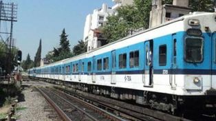 Un hombre murió atrapado dentro de su auto tras ser arrollado por un tren