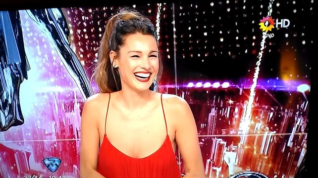 Pampita derritió la pantalla de ShowMatch con un vestido infartante