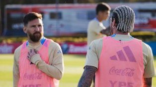 Lionel Messi y Rodrigo De Paul en la práctica de la Selección Argentina.