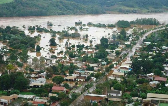 Aguas arriba. El Paraná volvió a crecer ayer en la capital de Corrientes.