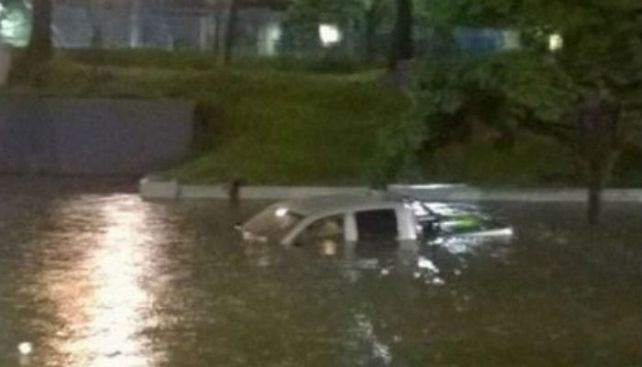 Pavoroso. La lluvia inundó rápidamente numerosas calles de la capital.