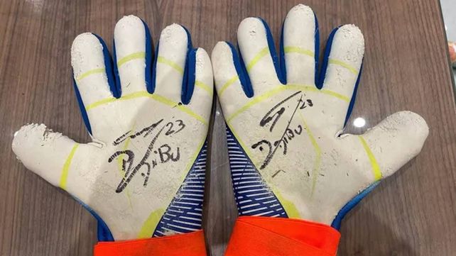 Los guantes del Dibu Martínez fueron rematados en 45 mil dólares que irán al Hospital Garrahan.