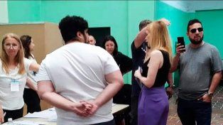 La candidata a diputada por La Libertad Avanza salió del cuarto oscuro con un sufragio visible, fuera del sobre.&nbsp;