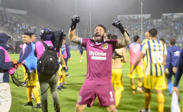 Fatu Broun celebra alocadamente la clasificación de Central a semifinales en la Copa de la Liga 2023.